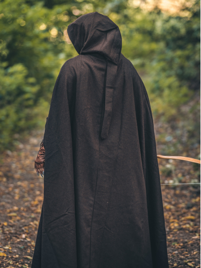 Trollfelsen Mittelalter Gewandung Umhang Aamira Braun Hinten Kaputze